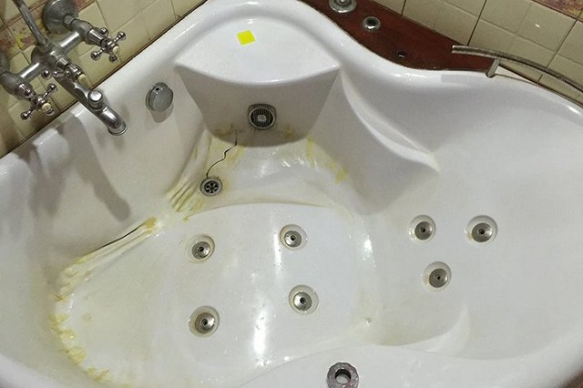 «Ужас какой». Коляда пожаловался на дырявое джакузи в индийском отеле