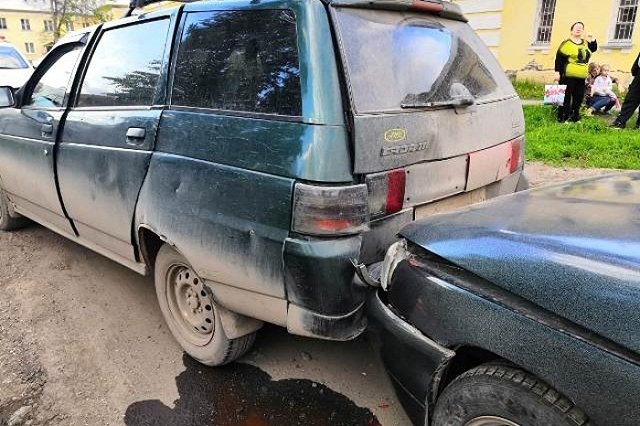 Нетрезвая мать посадила маленьких дочерей в машину и повезла кататься