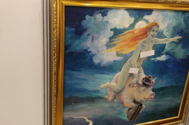 На выставке в Екатеринбурге голых женщин заклеили скотчем