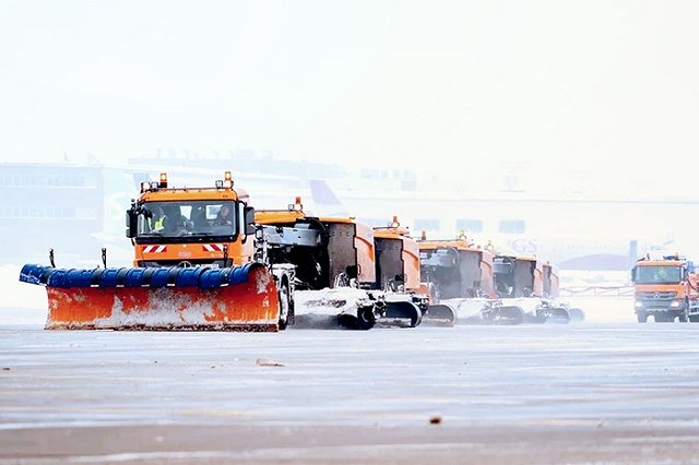 В московских аэропортах отменили почти 150 рейсов