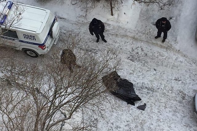 На ВИЗе во дворе дома обнаружили труп
