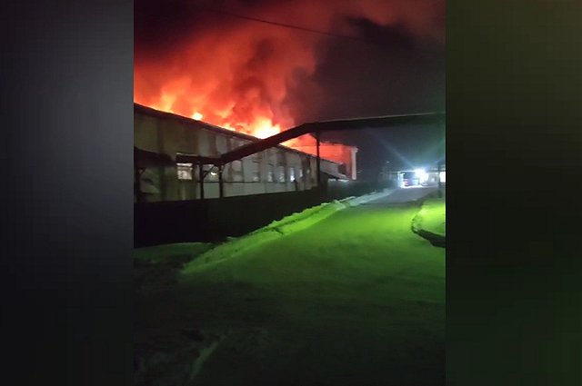 Под Екатеринбургом горит завод