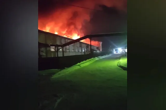 Под Екатеринбургом горит завод