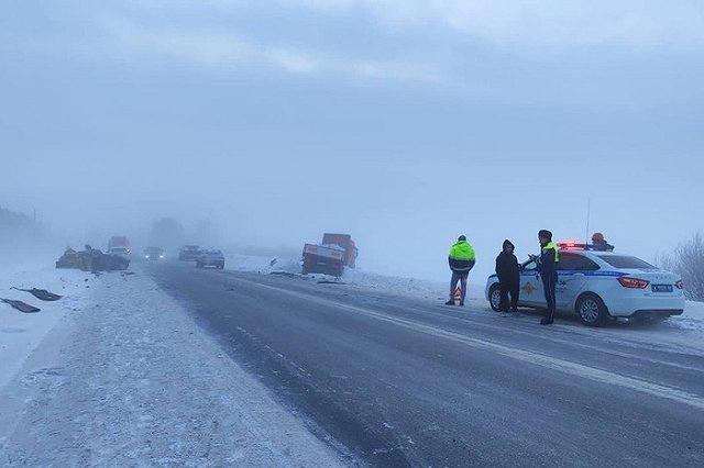 На свердловской трассе столкнулись грузовик и легковушка