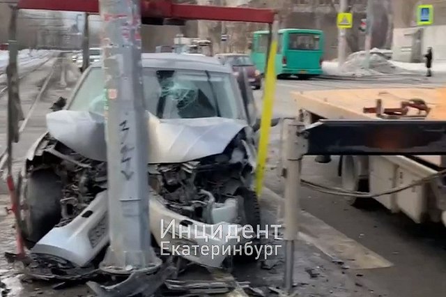 Возле остановки на Сортировке иномарки столкнулись лоб в лоб