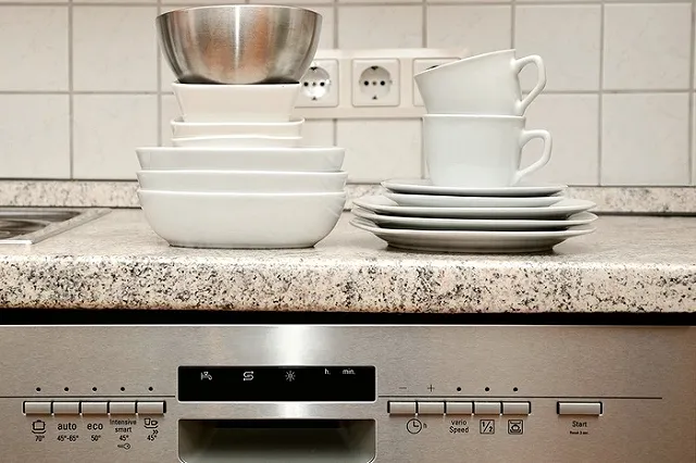 Екатеринбуржцы заплатили за ремонт посудомоечной машины более 30 тысяч рублей — документ