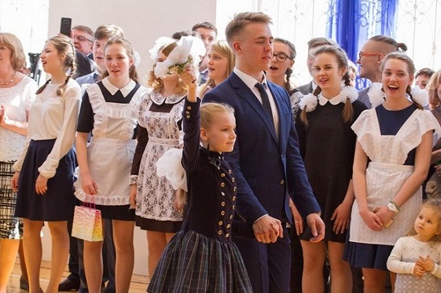 В свердловском городе школьникам запретили танцевать на Последнем звонке под зарубежную музыку