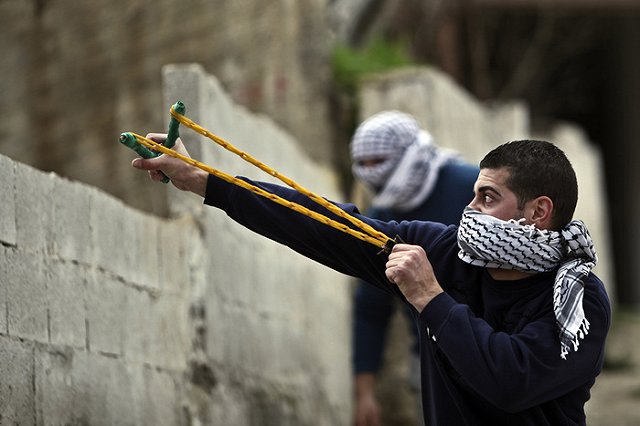 Неизвестный стреляет по машинам из рогатки в Пионерском поселке