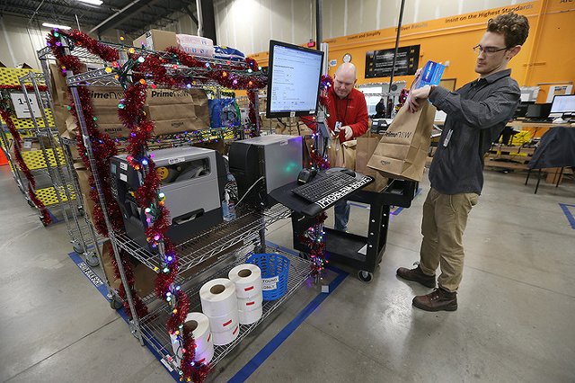 Сотрудника Amazon уволили за «привет от дяди Адольфа», адресованный еврейке