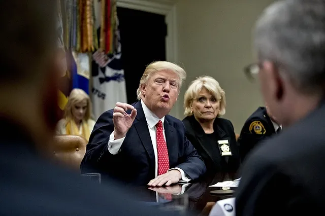 СМИ сообщили о сближении неизвестного самолета с бортом Трампа