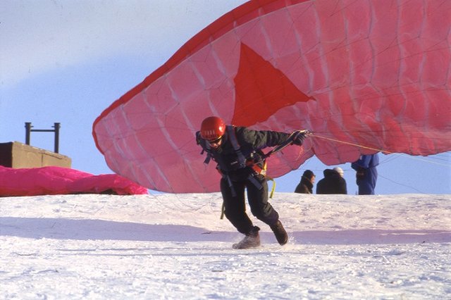 В Екатеринбурге судят парапланериста за покатушки над Шарташом