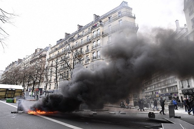 «Желтые жилеты» разгромили дорогие бутики и ресторан. 94 человека задержаны