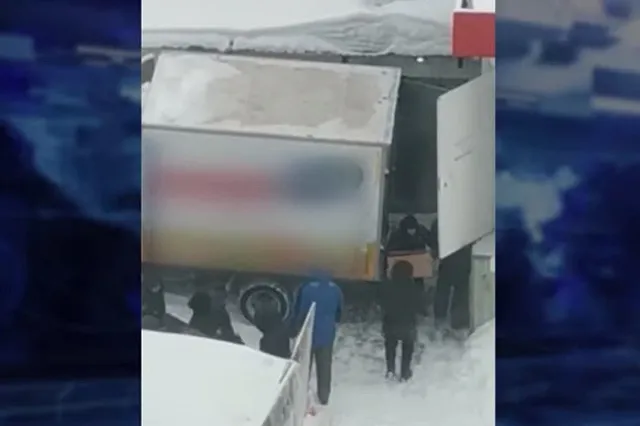 Жительница Новосибирска сняла на видео раздачу просроченных продуктов у магазина