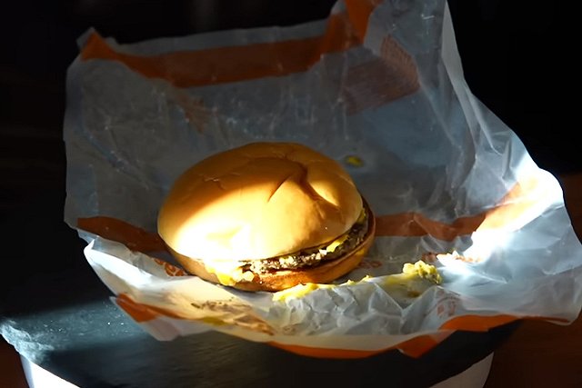 «Вкусно — и точка» прокомментировало инцидент с клюющими булки голубями