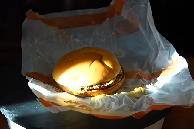 «Вкусно — и точка» прокомментировало инцидент с клюющими булки голубями