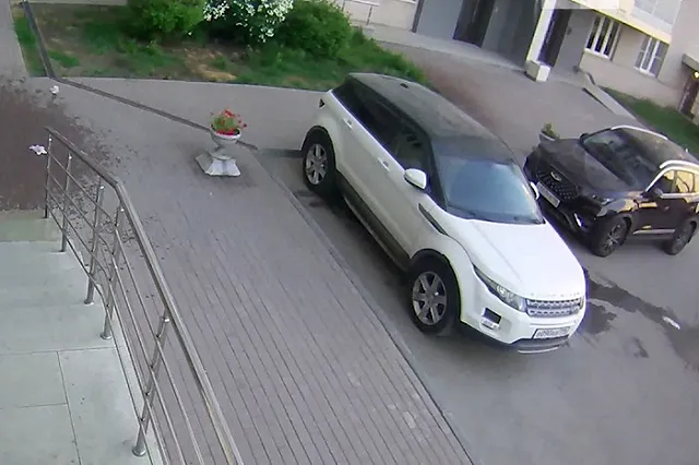 Помяли машину: во Втузгородке подростки закидали двор пакетами с водой