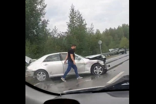 Пассажир вылетел из салона после столкновения на Серовском тракте