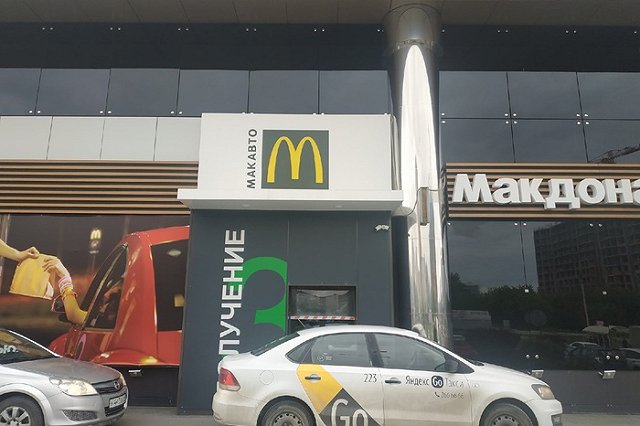 Жители Екатеринбурга поделились по вопросу отказа от английского языка в названиях всего