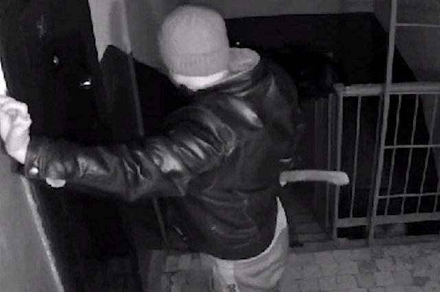 Свердловчанин с топором ворвался в квартиру соседа, ударив его несколько раз