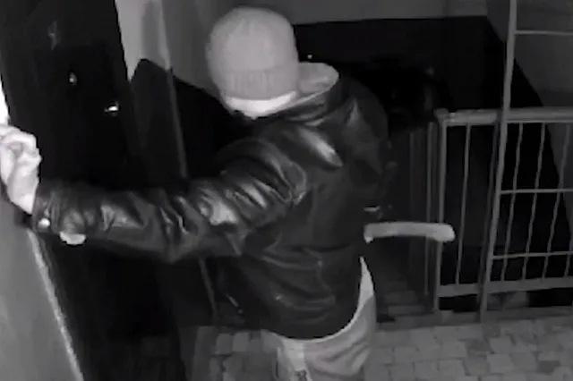 Свердловчанин с топором ворвался в квартиру соседа, ударив его несколько раз