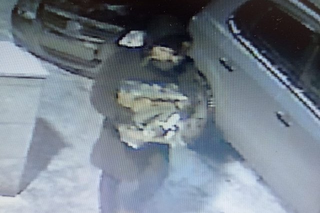 Екатеринбуржец избил 19-летнюю девушку-продавца и украл из кассы 5 тысяч рублей — видео