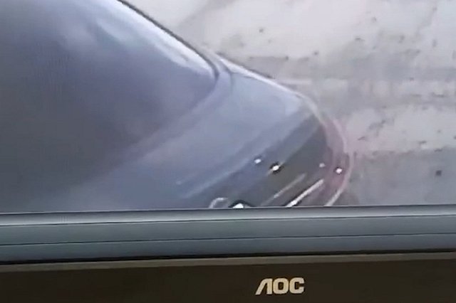 В Екатеринбурге троллейбус проехал на красный и снес другую машину