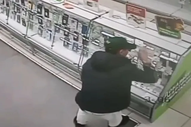 Посетитель ТЦ в Екатеринбурге украл с витрины «айфонов» почти на миллион (ФОТО, ВИДЕО)