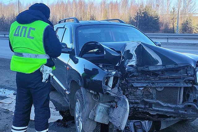Пожилая пара на Hyundai врезалась в столб по дороге в Верхнее Дуброво (ФОТО)