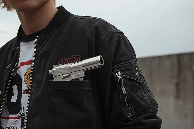 «На вид малявки». Екатеринбуржец рассказал о нападении на него толпы подростков с ракетницей