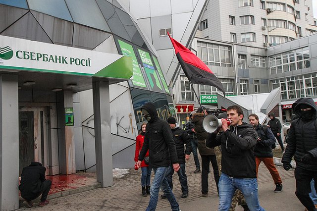 В годовщину Евромайдана в Киеве устроили погромы