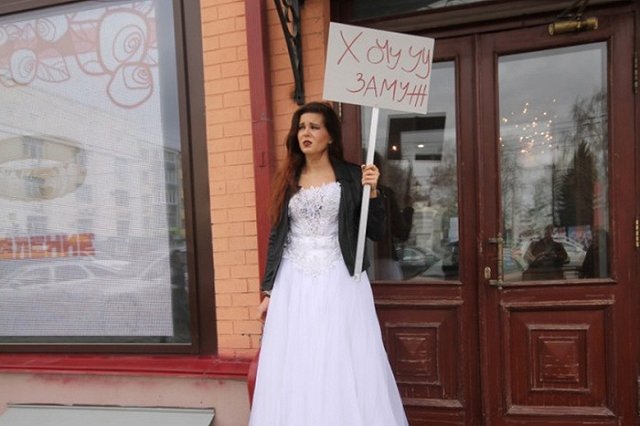 Девушка приковала себя наручниками к ювелирному магазину в Екатеринбурге