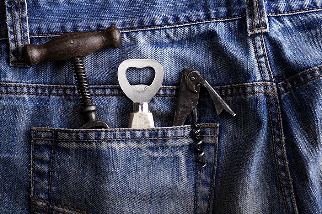 «Велогород» утверждает, что на их баннер с рекламой кандидата напали со штопором