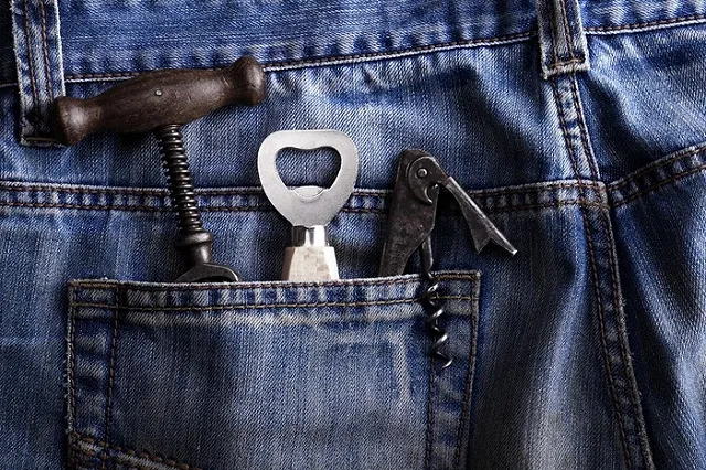 «Велогород» утверждает, что на их баннер с рекламой кандидата напали со штопором