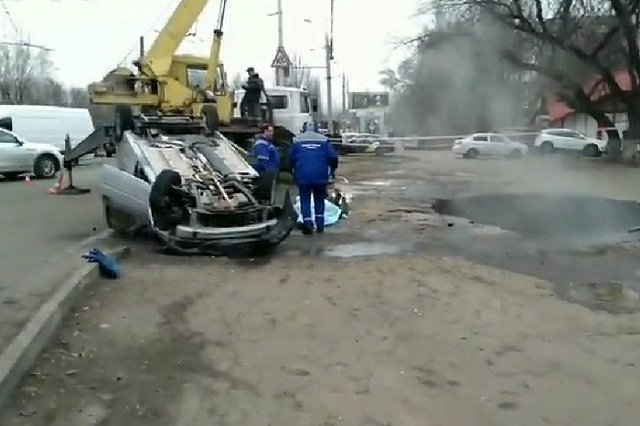 В Пензе автомобиль провалился в яму с кипятком, заживо сварились два человека