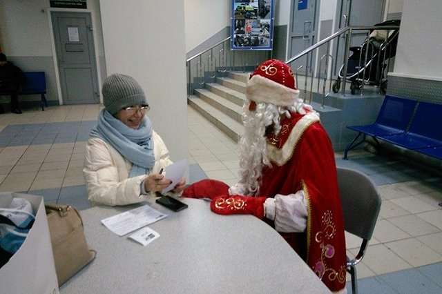 Дед Мороз раздавал на Главпочтамте бесплатные сертификаты на подписку на периодику
