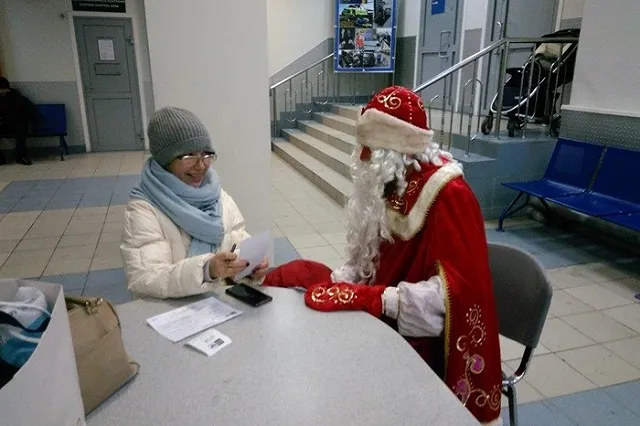 Дед Мороз раздавал на Главпочтамте бесплатные сертификаты на подписку на периодику