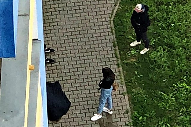 Тело накрыли черной тканью: в Кольцово из окна выпала молодая девушка