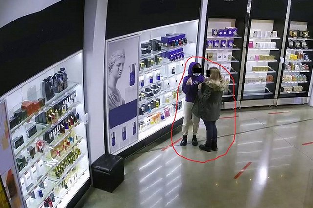 В Кольцово две девушки украли духи, пока ждали свой рейс