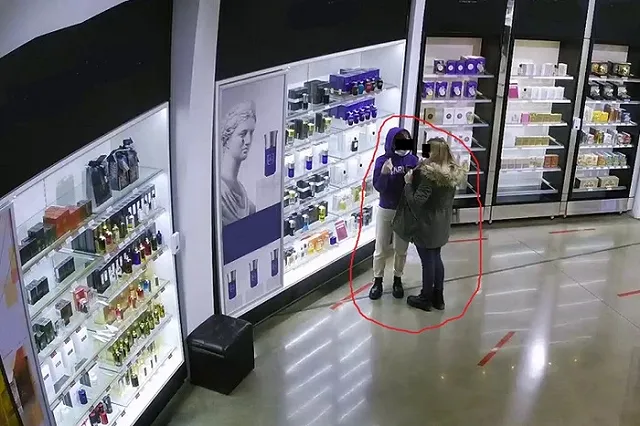 В Кольцово две девушки украли духи, пока ждали свой рейс