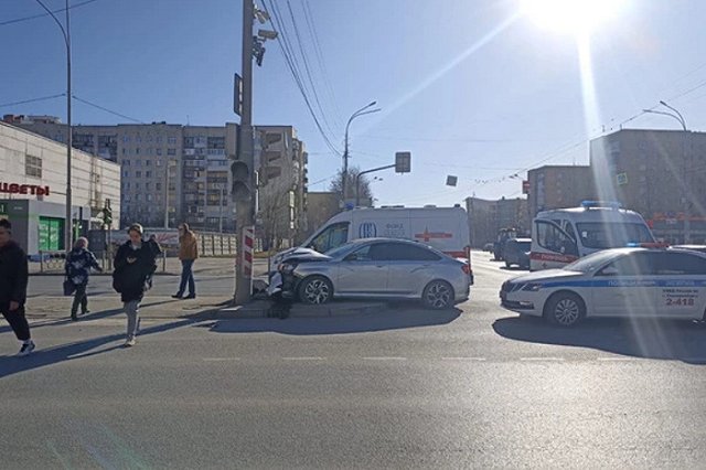 В Екатеринбурге Lada влетела в столб, уворачиваясь от скорой помощи