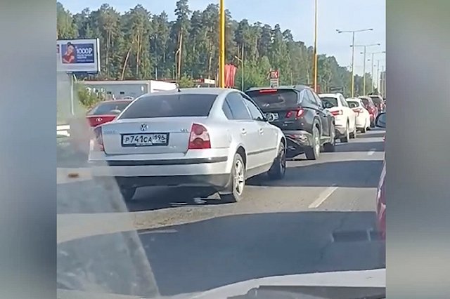 Екатеринбуржцы встали в двухчасовую пробку у «Калины»