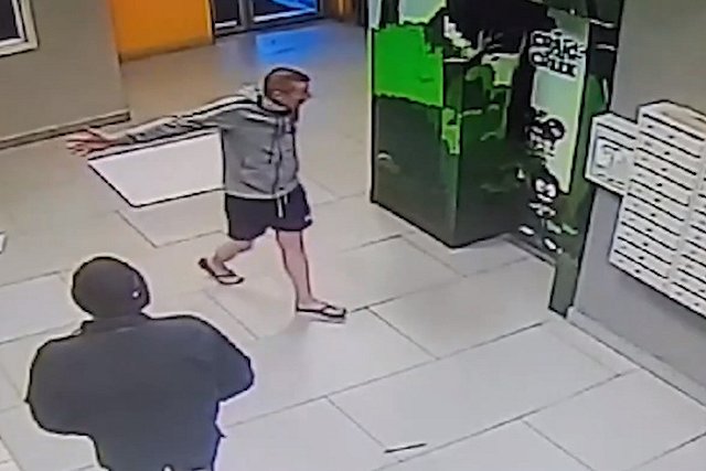 В Екатеринбурге дебошир держит в страхе жителей целого дома