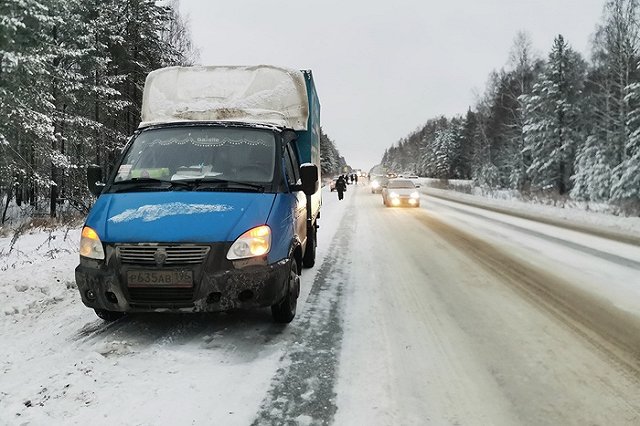 Стало известно, кто погиб под колёсами «Газели» на свердловской трассе