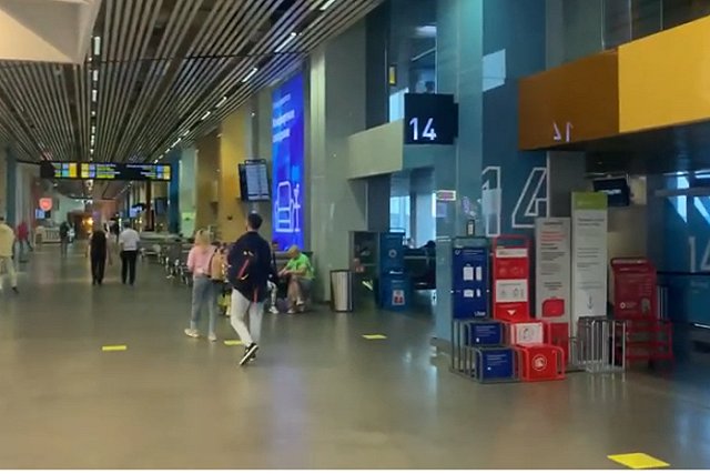 «Вызывайте полицию». Пассажир разбил стекло гейта в аэропорту Кольцово и остался ждать наряд