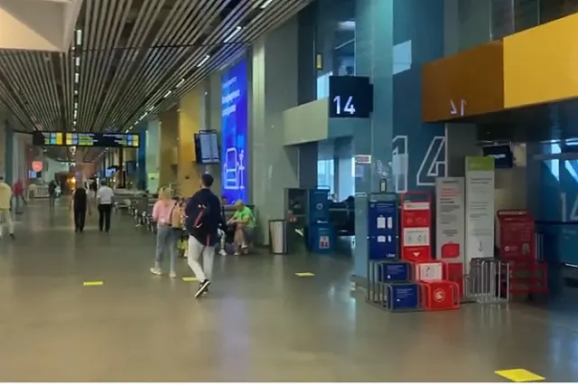 «Вызывайте полицию». Пассажир разбил стекло гейта в аэропорту Кольцово и остался ждать наряд