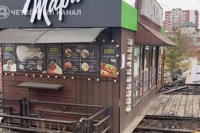 В центре Екатеринбурга снесли легендарный ларёк с шаурмой