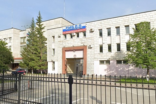 В Екатеринбурге водители опять застряли в огромной очереди в ГИБДД