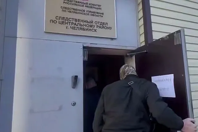 Троица уральцев на камеру разорвала в баре паспорт Российской Федерации