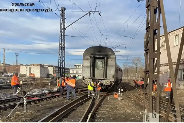 Пригородный электропоезд сошел с рельсов в Серове