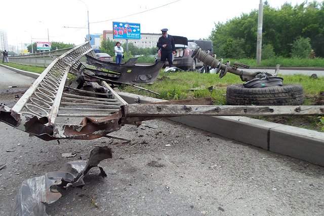 Два человека пострадали при наезде иномарки на ограждение по улице Щербакова
